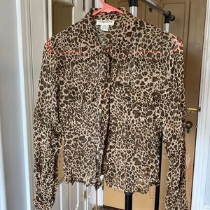 Small animal print sheet blouse